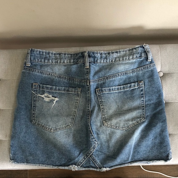 ✨3/$25✨ Denim skirt - Picture 2 of 3